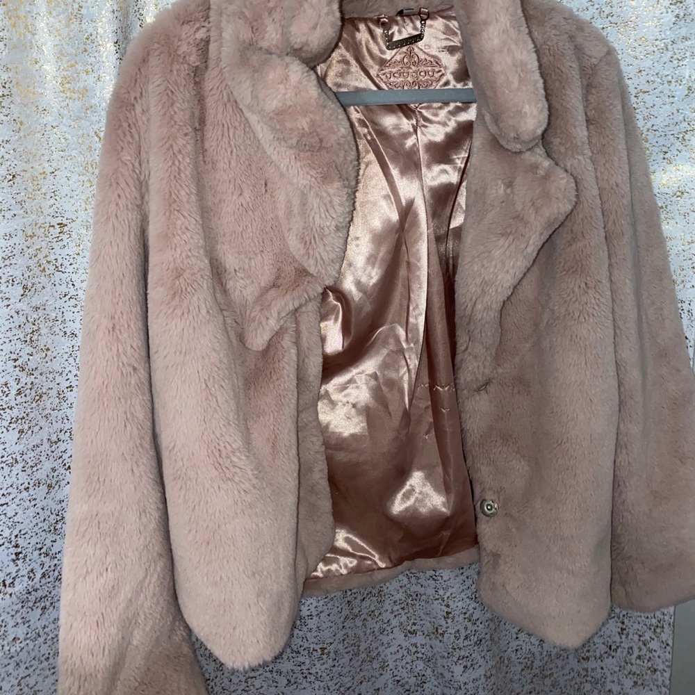 Clothes - Picture 3 of 4